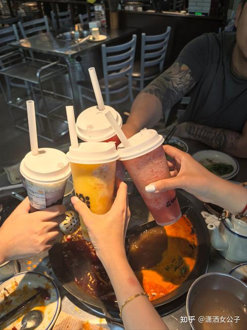 年轻人深夜街头喝奶茶情绪共鸣画面