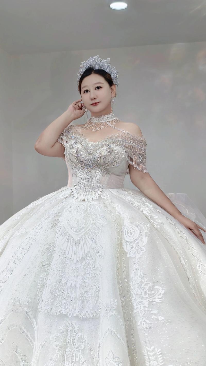 微胖新娘穿缎面贴身婚纱正面照腿侧褶皱