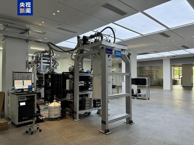 量子计算实验室研究团队操作超导量子芯片设备