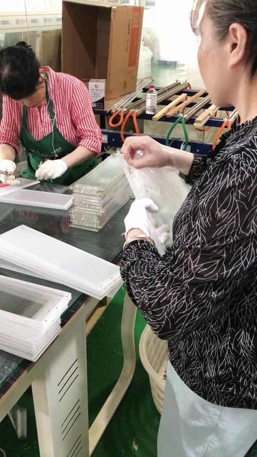 亚克力板施工切割打磨现场操作