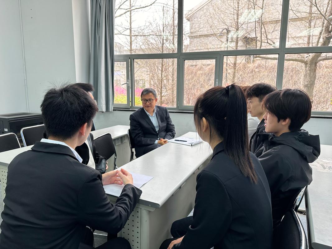 应届生秋招求职会议室交流场景