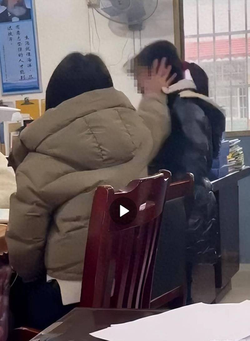老师对校园欺凌视而不见学生哭泣