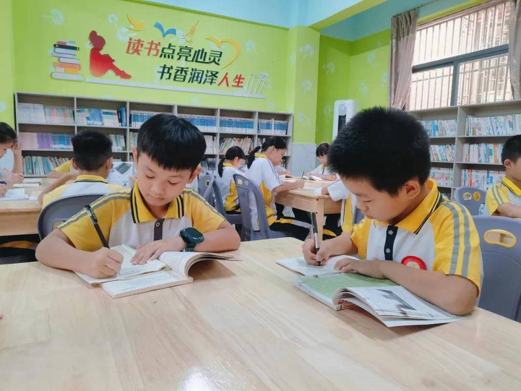小学教室早自习学生围看课外书的靠窗角落