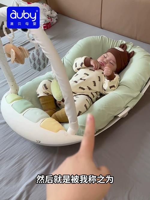 宝宝在婴儿健身架上练习抓握和踢腿
