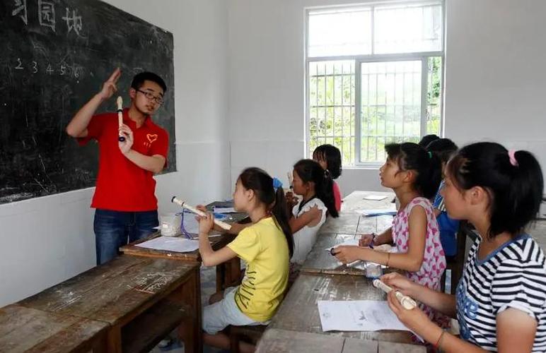 大学校园本科生乡村支教活动合影