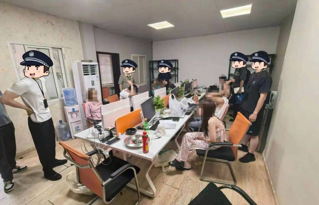 公安机关查处网络帮信银行卡窝点现场照