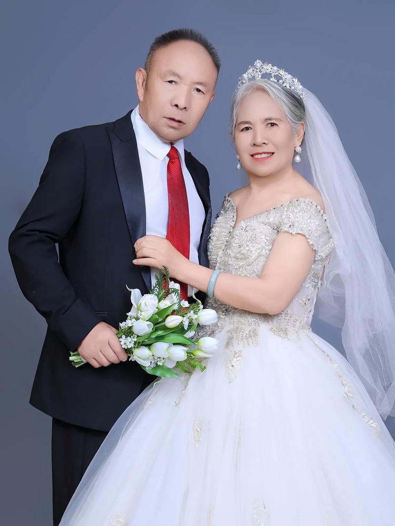 白发老人独穿婚纱闭眼紧握自己手回忆婚礼