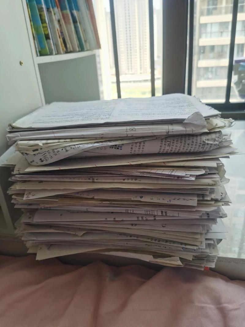 小学生书桌上堆积如山的练习册