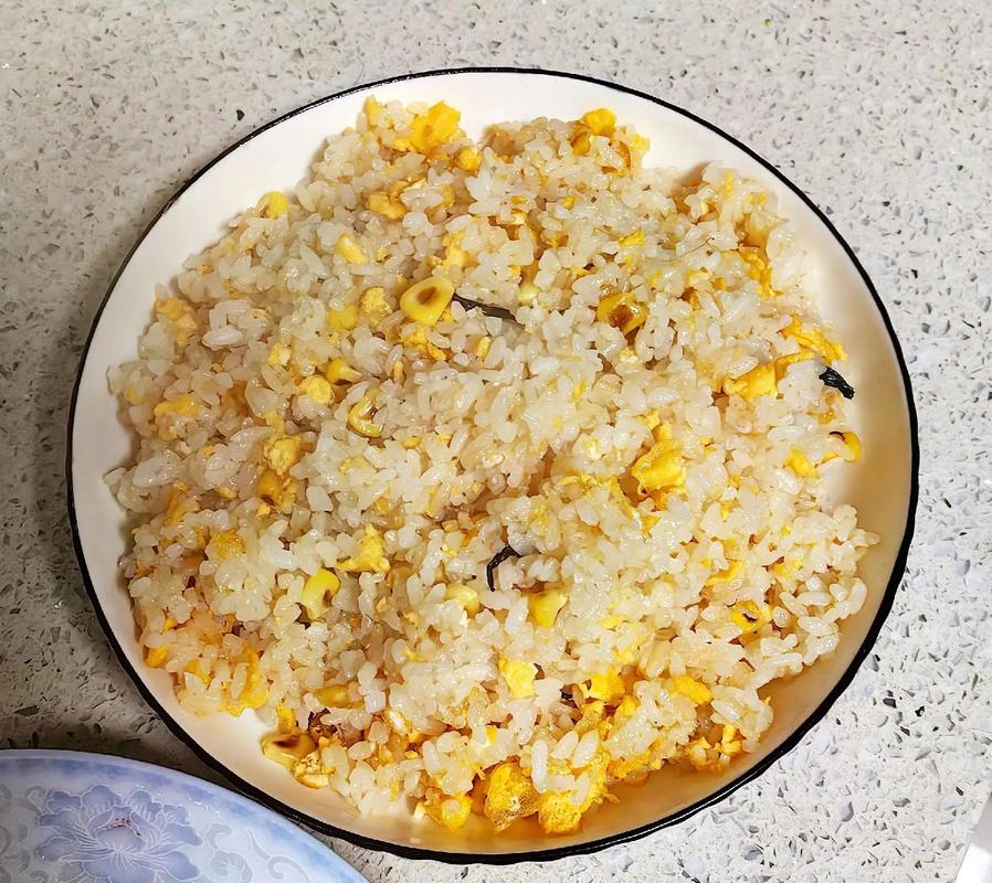 一盘用剩菜巧妙搭配的炒饭特写