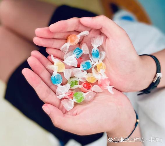 小孩手心攥着半块软糖特写