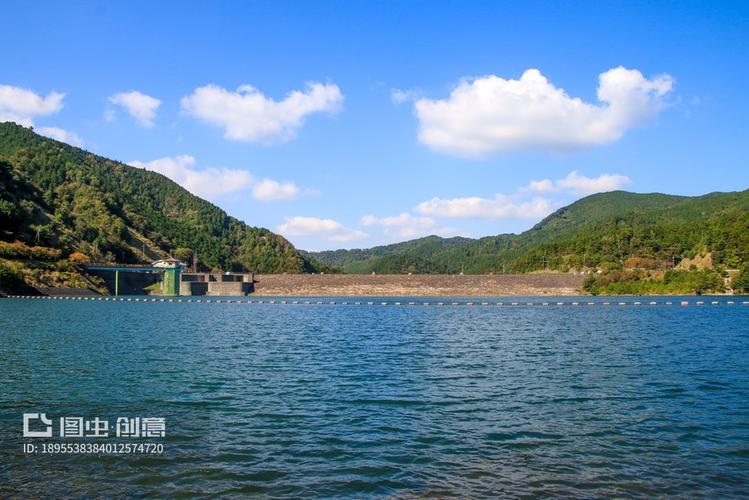 南漳花庄水库晴天蓝绿色水面远景
