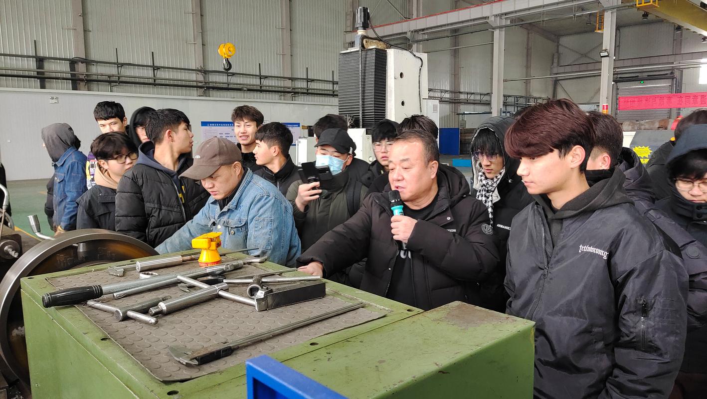 高校教授深入企业车间指导生产场景