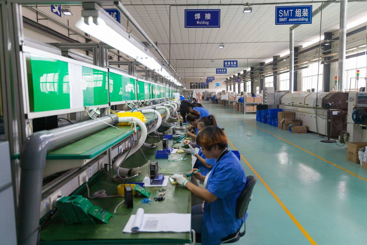 电子厂生产线新员工学习操作工位场景图