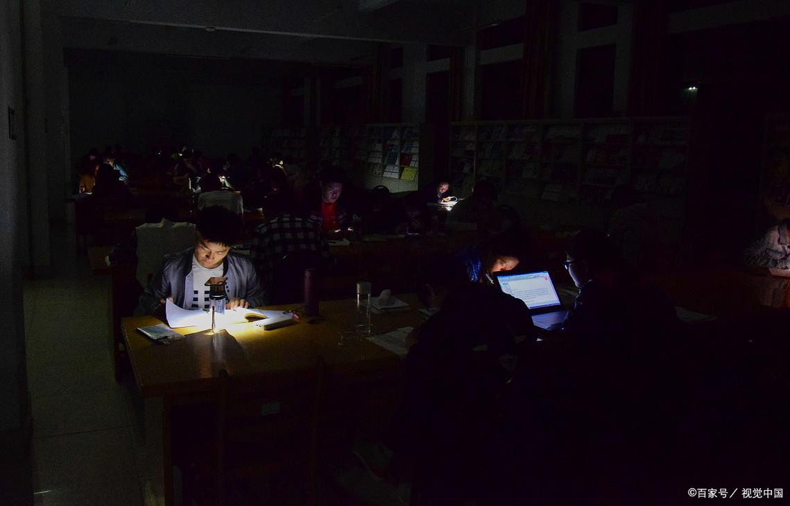 留学生深夜在图书馆赶论文场景