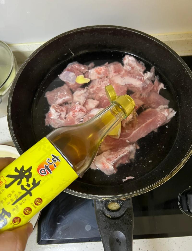 家庭炖肉冷水焯水操作实拍图