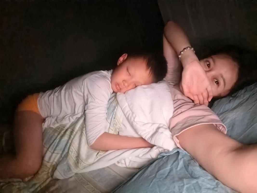 孩子半夜爬上父母大床