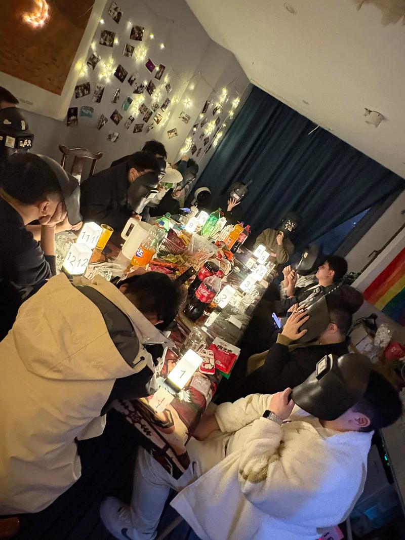 年轻情侣玩桌游 狼人杀现场 初见心动