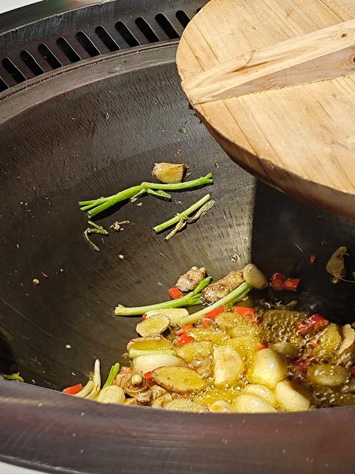湖北南漳鱼泉河农家柴火炖泉鱼
