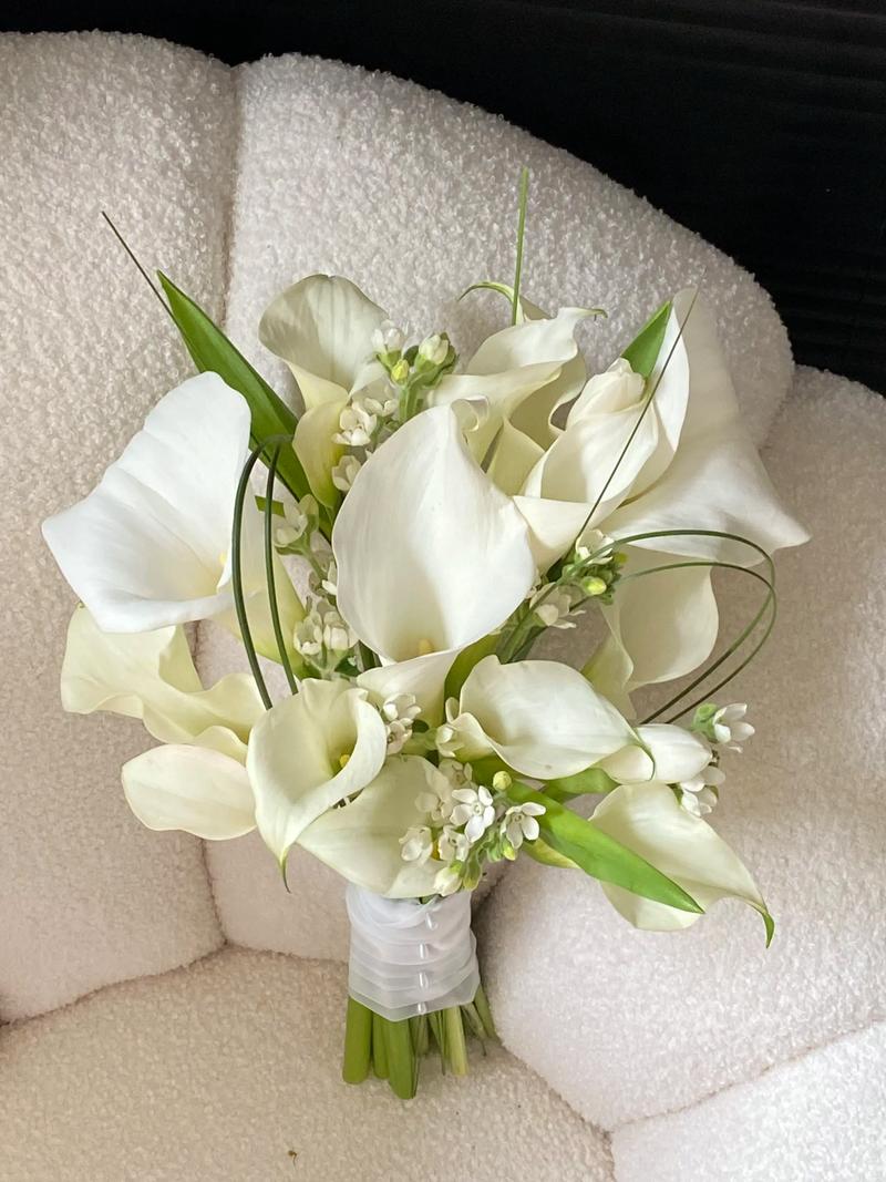 婚礼新娘手捧花白色康乃馨搭配桉树叶