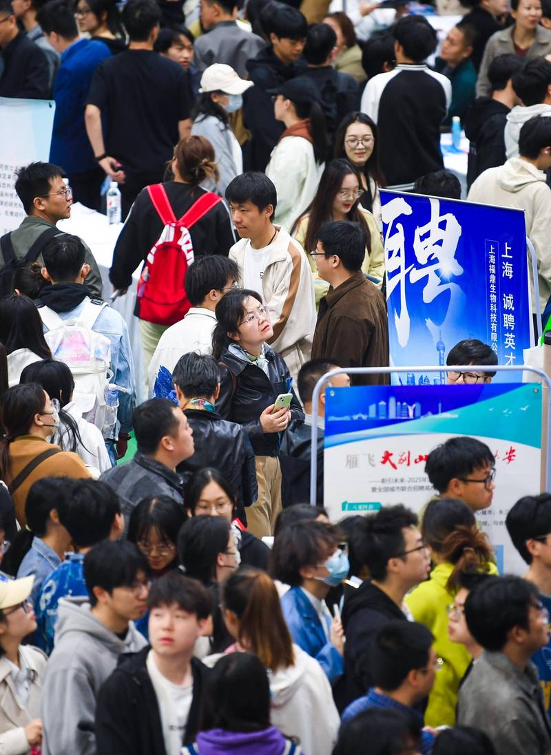 应届毕业生招聘会人山人海求职场景