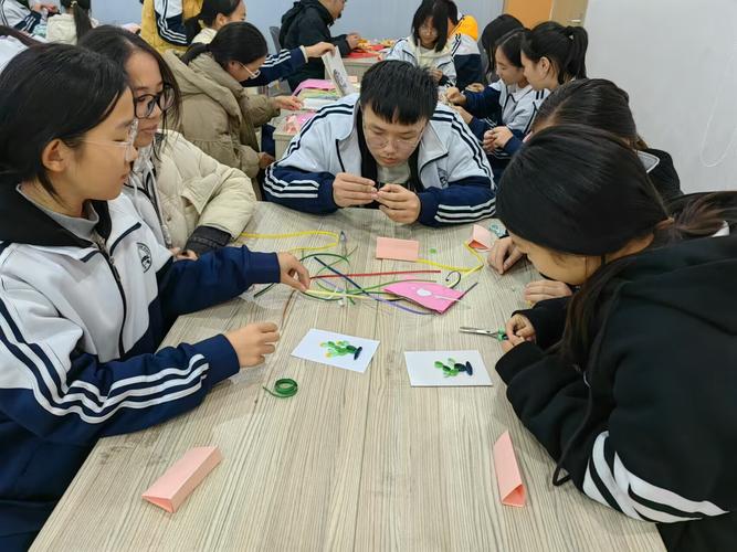 中小学课后服务社团手工课活动场景