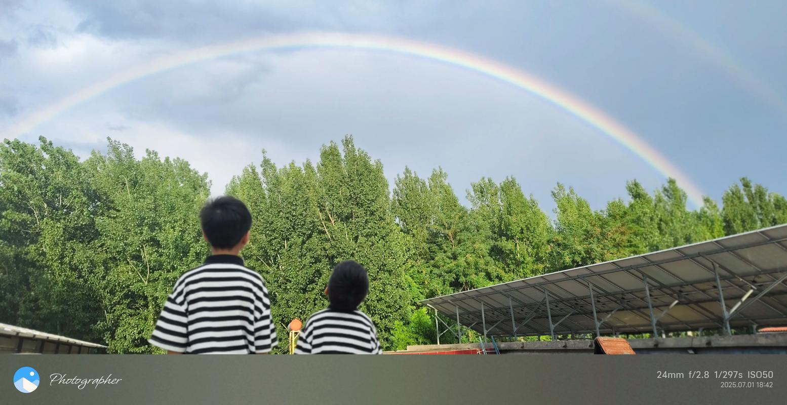 雨后亲子在郊野公园凉亭看天边彩虹