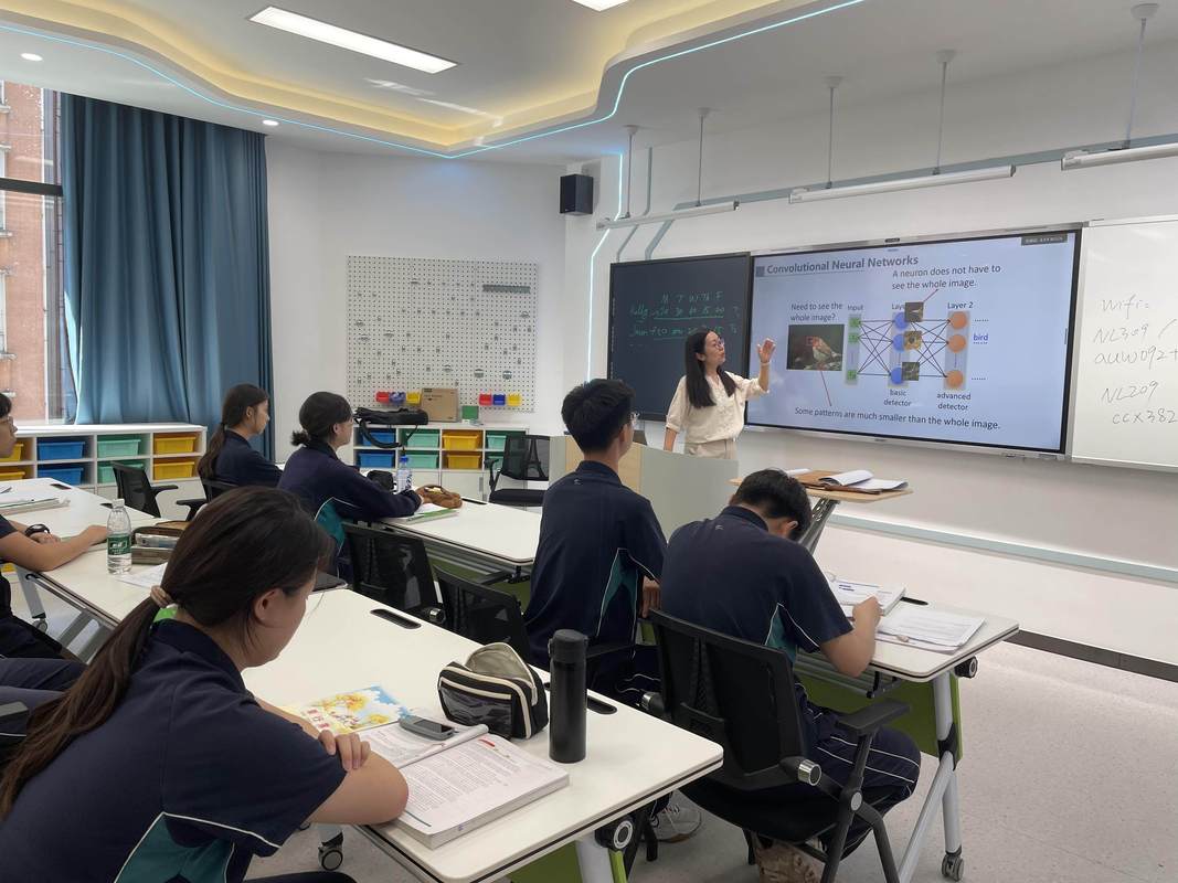 初中微机课上学生盯着满屏公式的AI课件走神的实拍