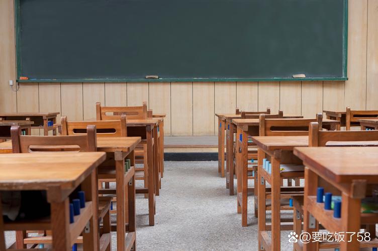 教室后排学生趴在桌面涂鸦