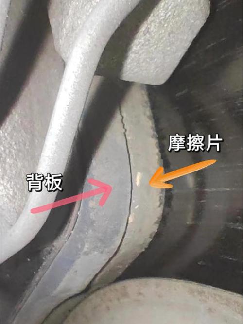 车主用手机手电筒从轮毂缝看刹车片厚度