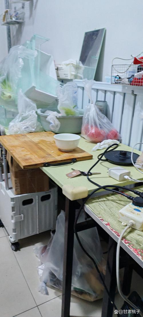 出租屋餐桌边7分钟顺手整理场景