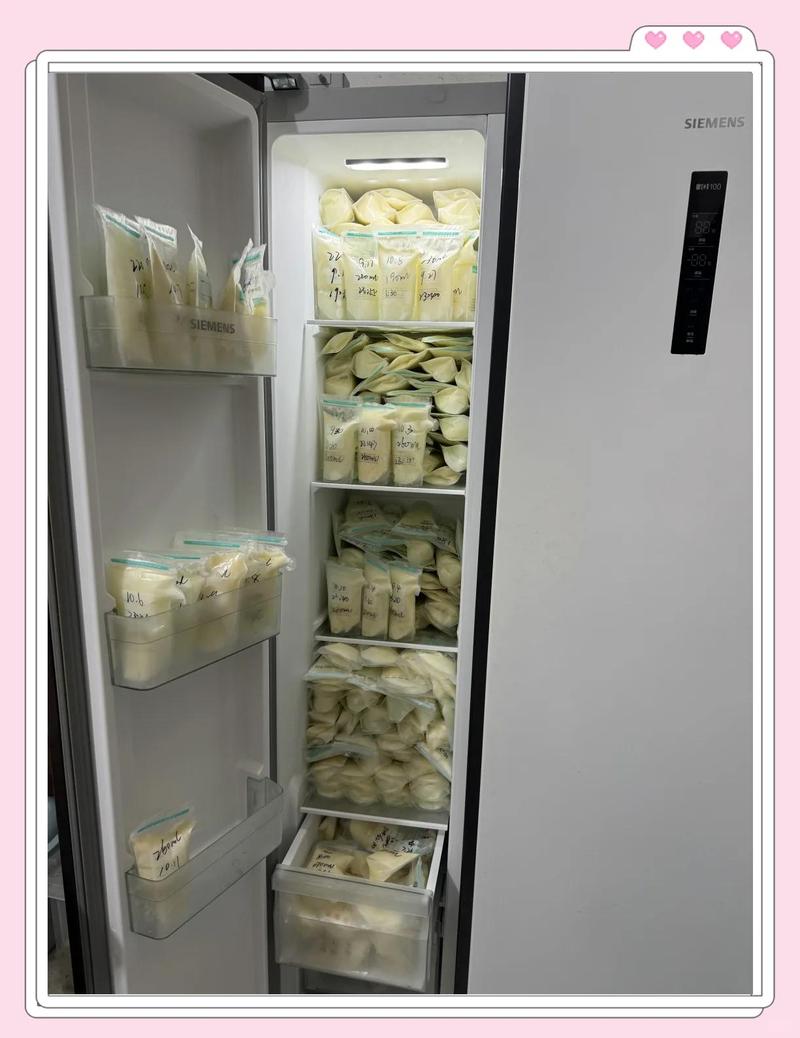 排列整齐的捐赠母乳瓶在冷库中冻存