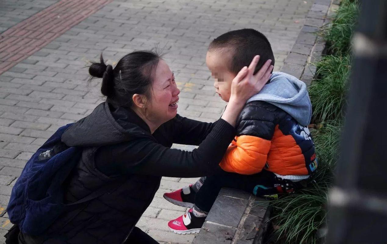 宝妈蹲下来抱三岁哭闹孩子亲子实拍