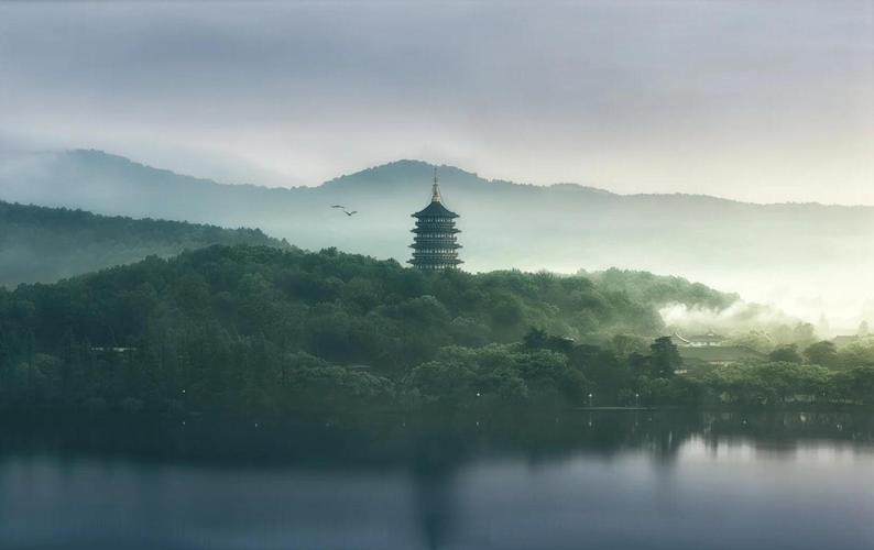 西湖晨雾雷峰塔倒影摄影