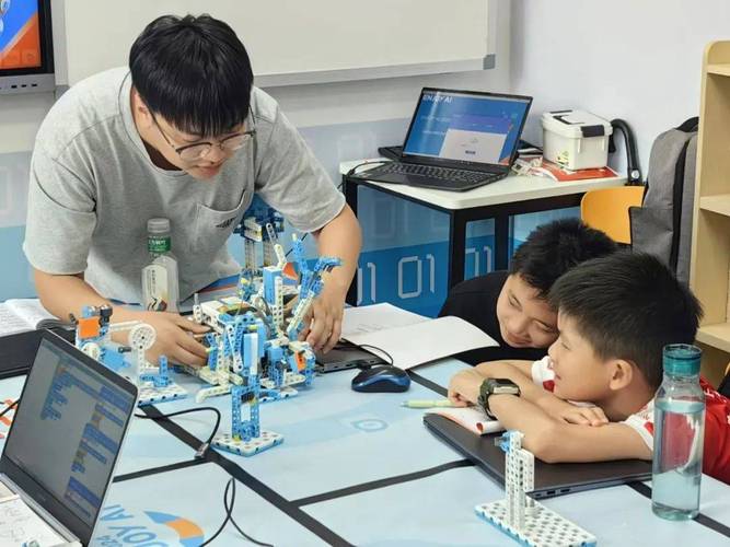 爱沙尼亚小学编程课堂学生协作搭建机器人场景