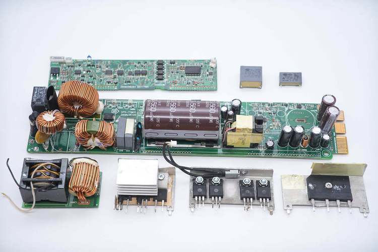 拆解后的工业电源内部PCB板元件布局
