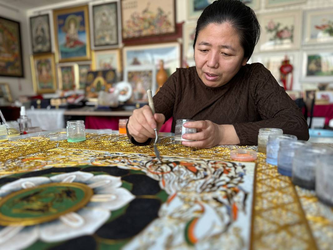 北京景泰蓝老匠人手工掐丝操作现场