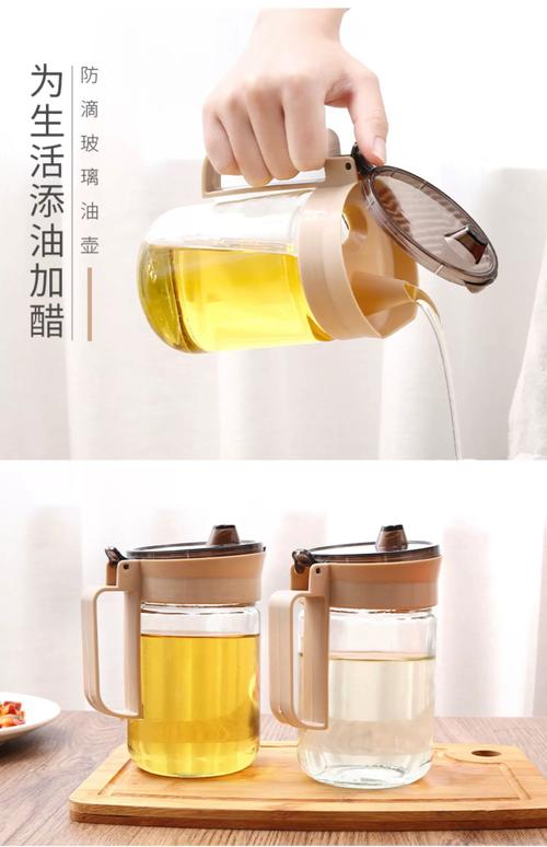 大桶食用油分装到干净小玻璃油瓶的厨房场景