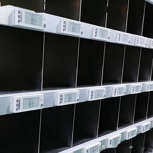 仓库货架整齐摆放的截止阀密封圈和填料组件 包装上印有规格标签