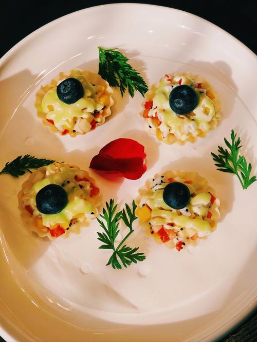 不同形状餐盘甜品摆盘对比照片