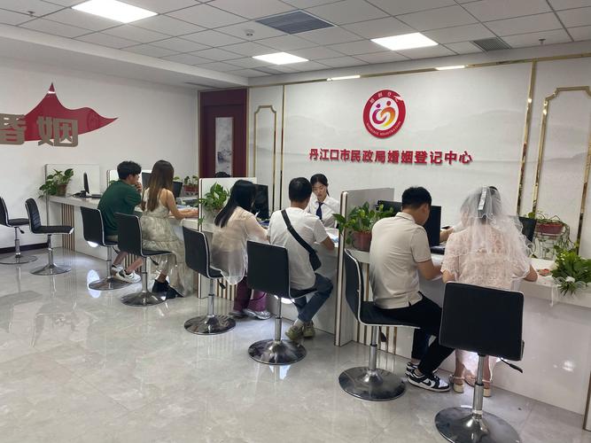 婚姻登记机关窗口办理流程实拍图