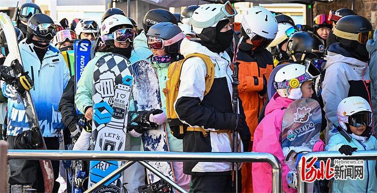 崇礼太舞滑雪场周六缆车排队人群
