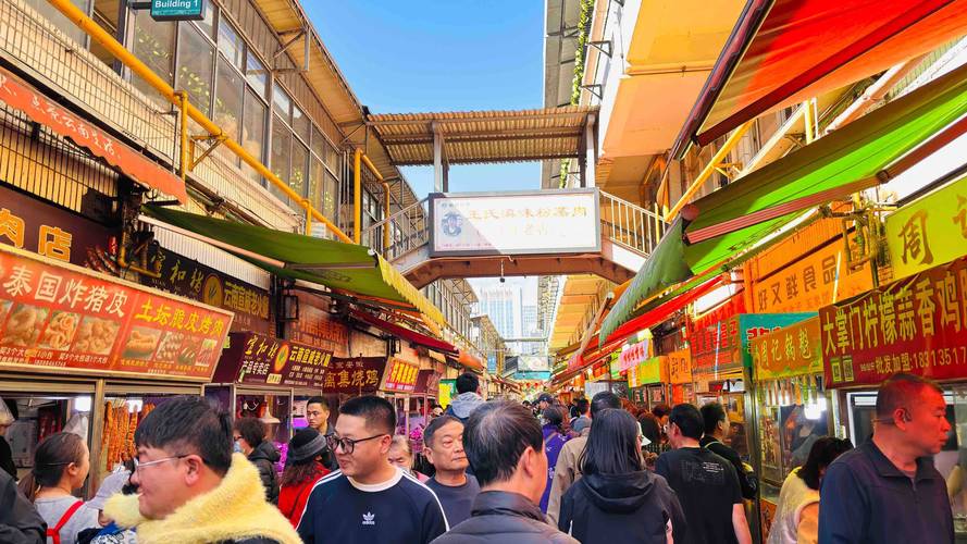 篆新菜市场拥挤过道