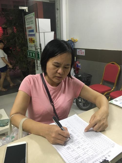 离婚后妈妈给孩子报夏令营签字场景