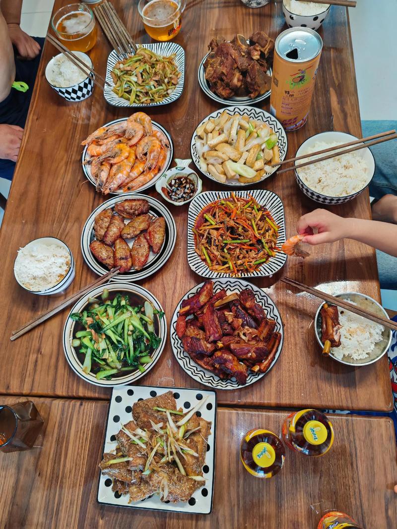 中考备考家庭餐桌聊天场景图