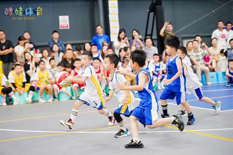 小学低年级篮球班场边家长观望场景