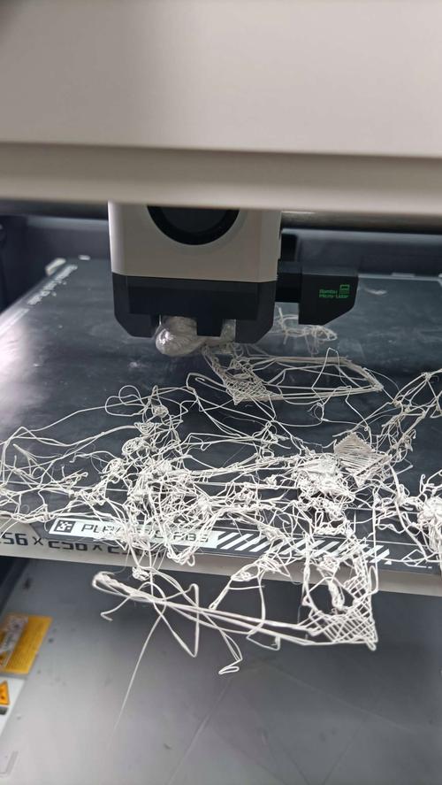 工业设计师拿着失败的3D打印样机对比图纸分析问题