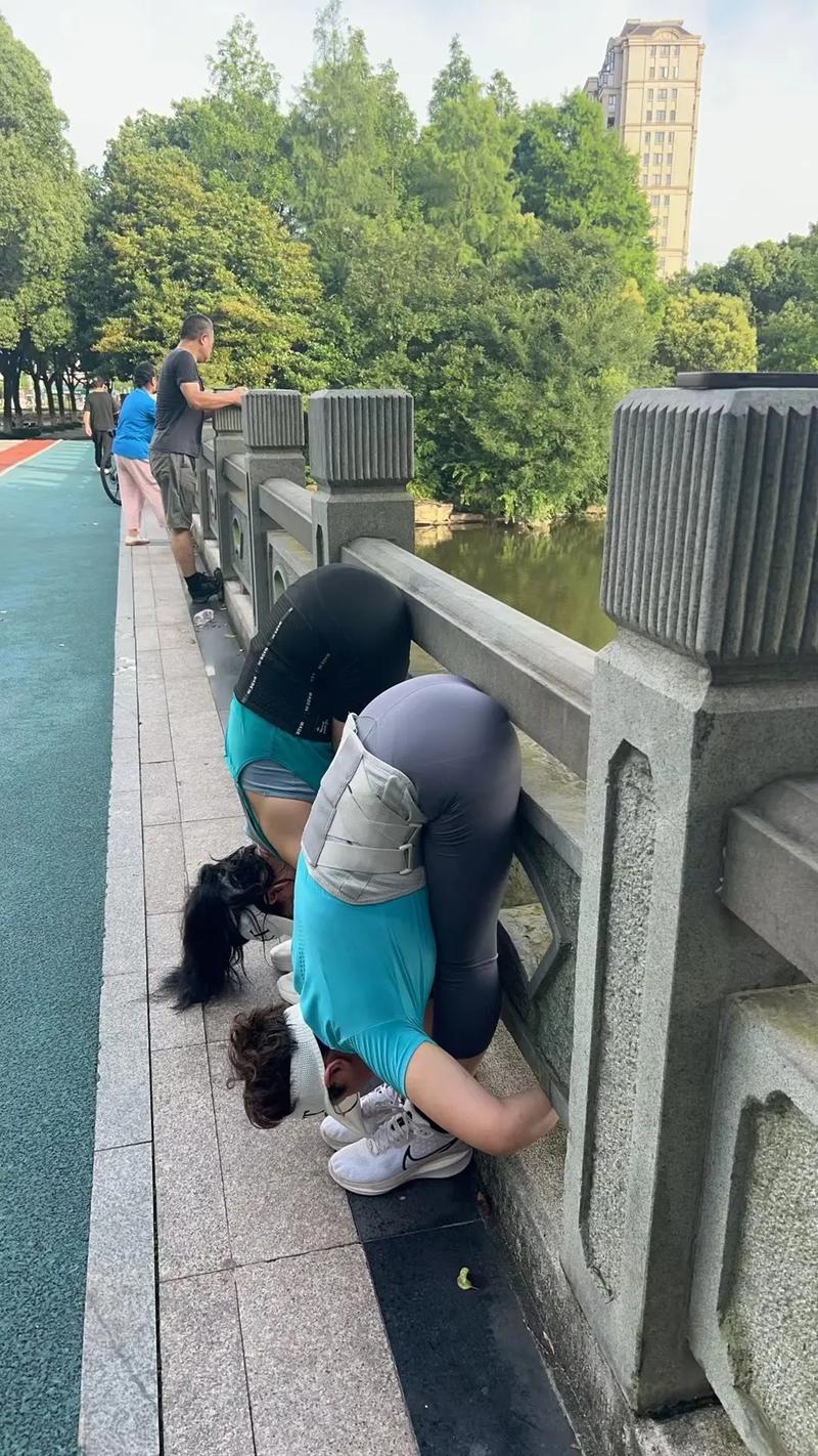 跑者在公园拉伸被路人调侃
