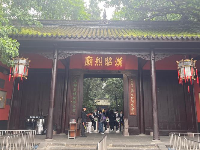武侯祠大门清晨人少