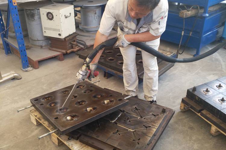 干冰清洗汽车模具现场实拍对比
