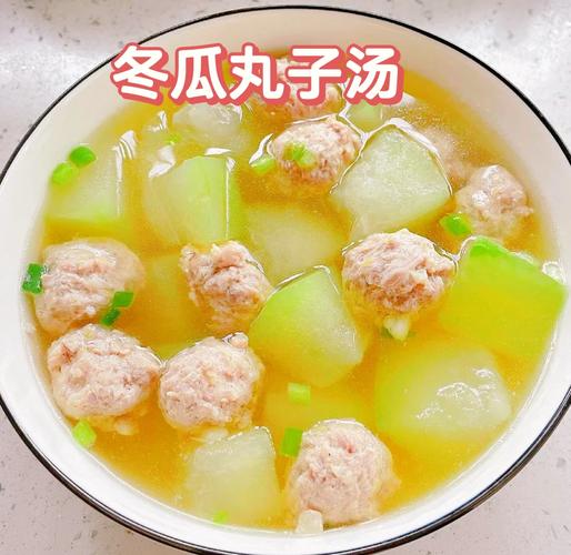 普通家庭餐桌上盛好的冬瓜丸子陶瓷汤碗